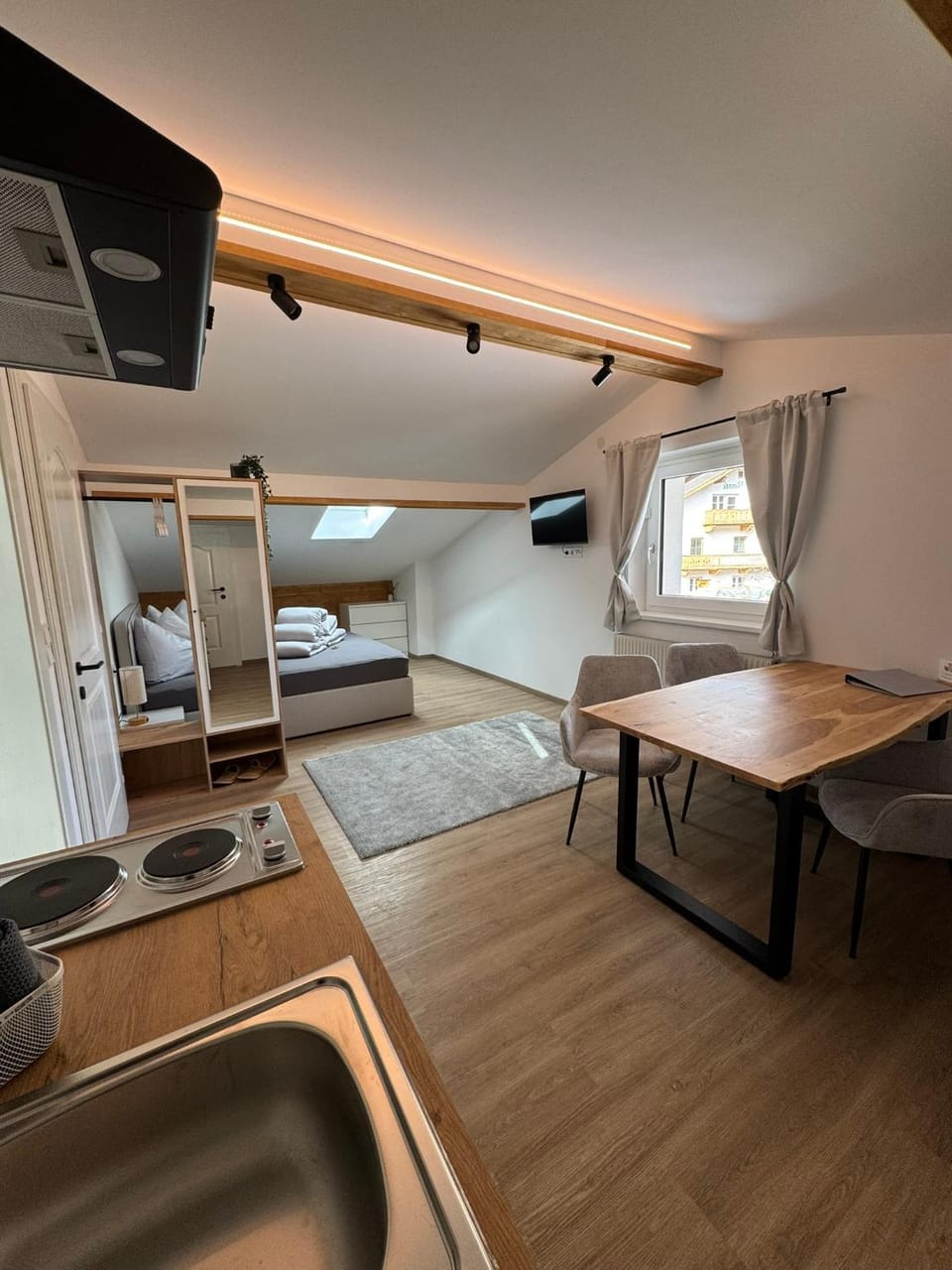 Bed, Dining area