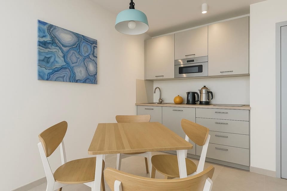Coffee/tea facilities, Kitchen or kitchenette, Seating area, Dining area, stove, toaster