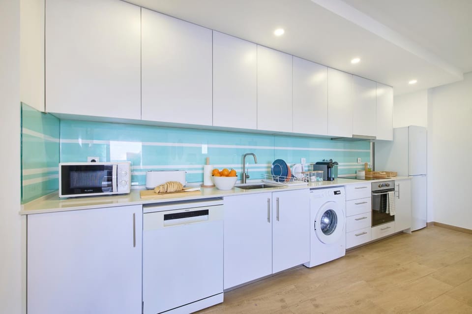 Coffee/tea facilities, Kitchen or kitchenette, dishwasher, oven, stove, toaster, washing machine