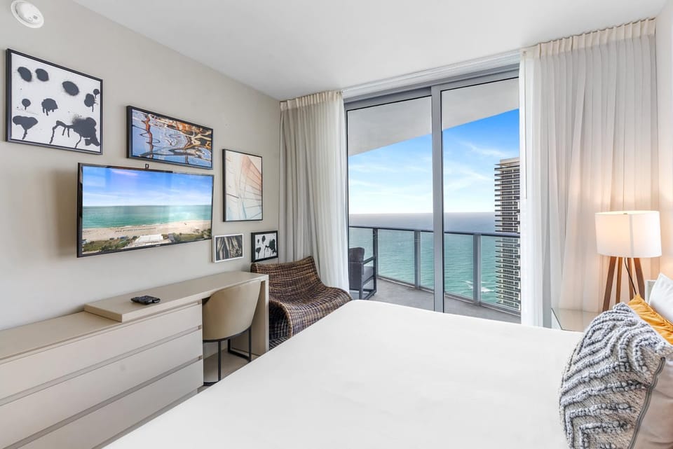 Corner Penthouse Ocean and City View Apartment in Hollywood Beach