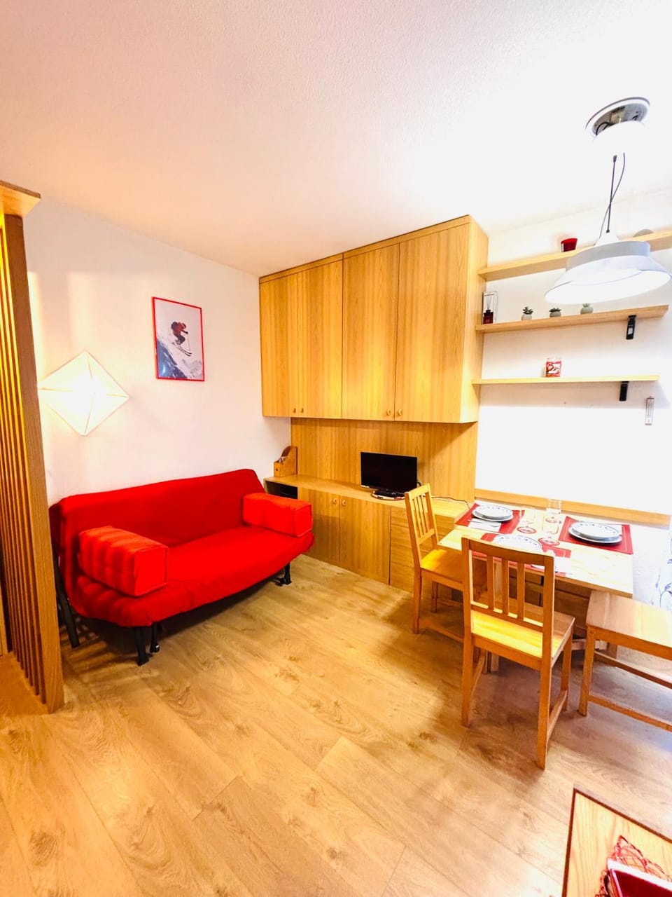 Bed, Seating area, Dining area