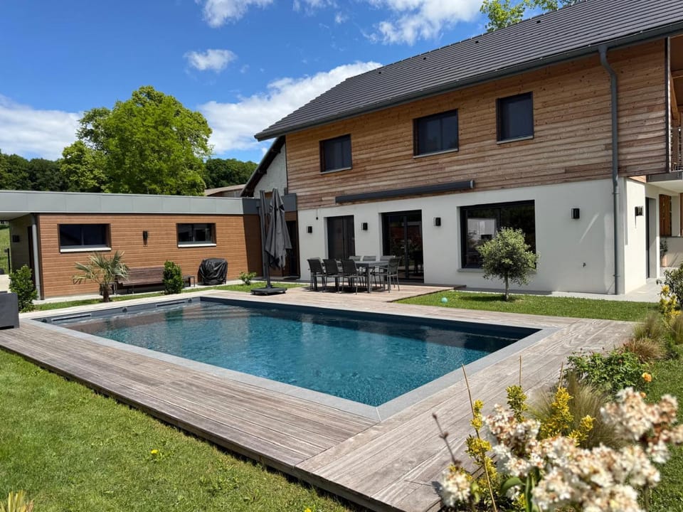 Architect's house with swimming pool Annecy-Geneva House in Haute-Savoie