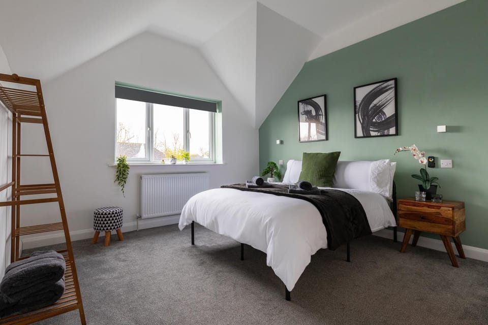 Bed, Photo of the whole room, Decorative detail, Bedroom, internet, towels