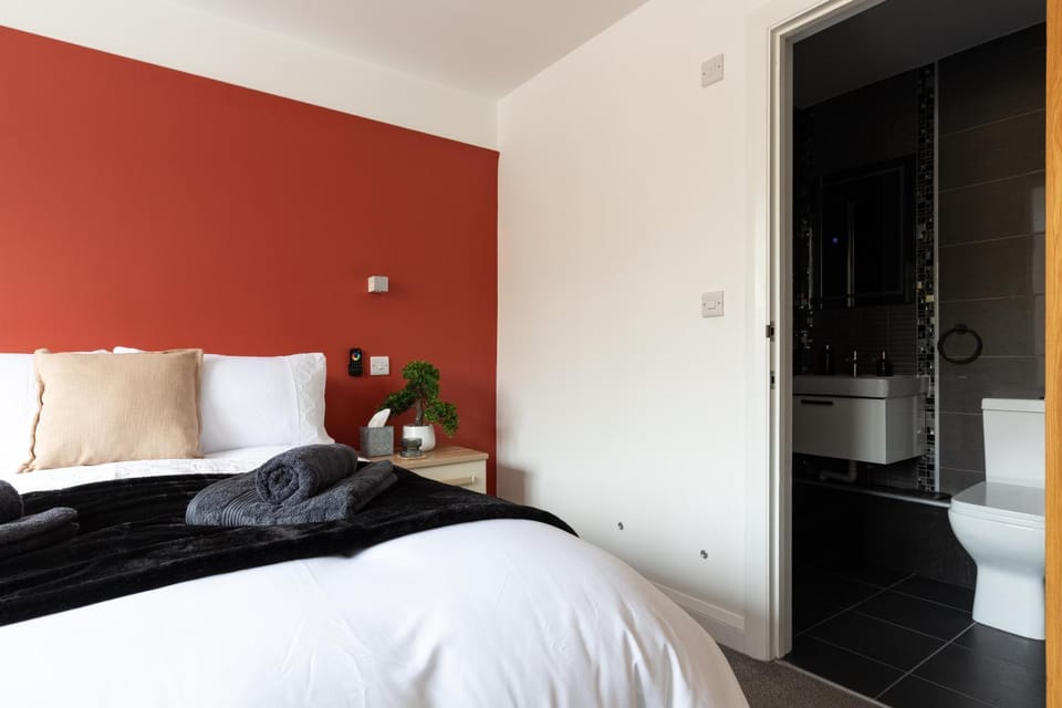 Shower, Bed, Bathroom, Bedroom, towels