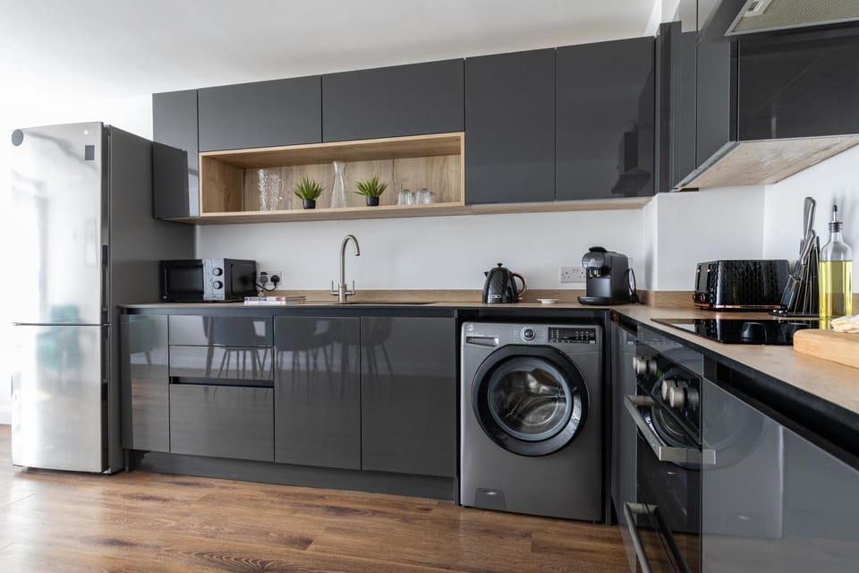 Coffee/tea facilities, Kitchen or kitchenette, oven, stove, toaster, washing machine