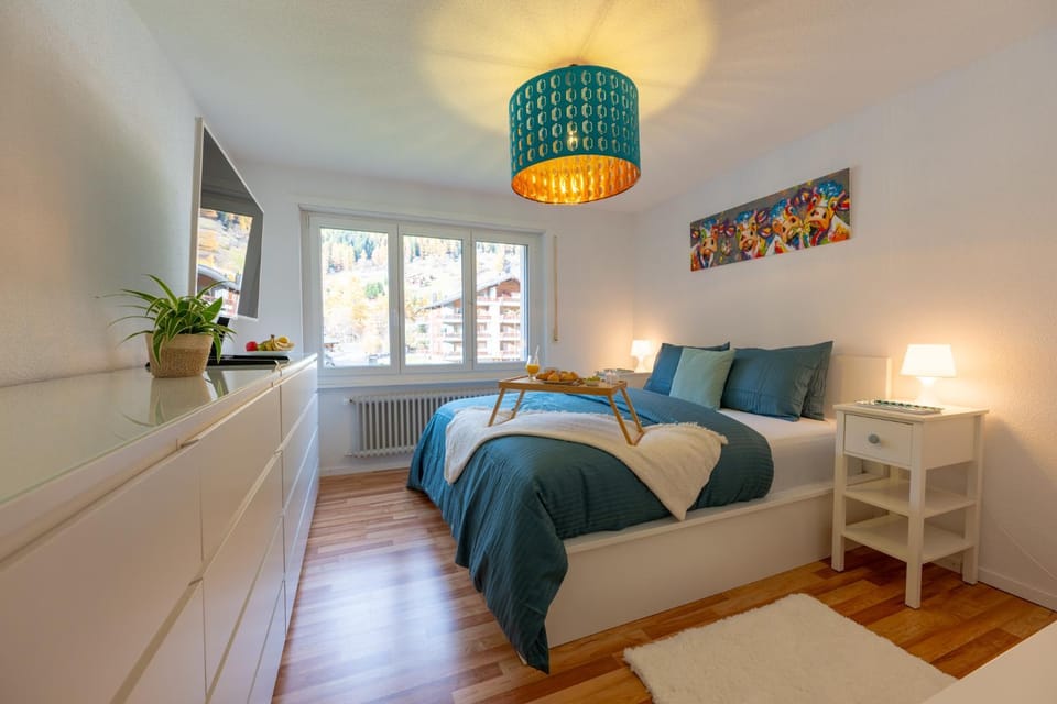Bed, TV and multimedia, Living room, Photo of the whole room, Seating area, Bedroom