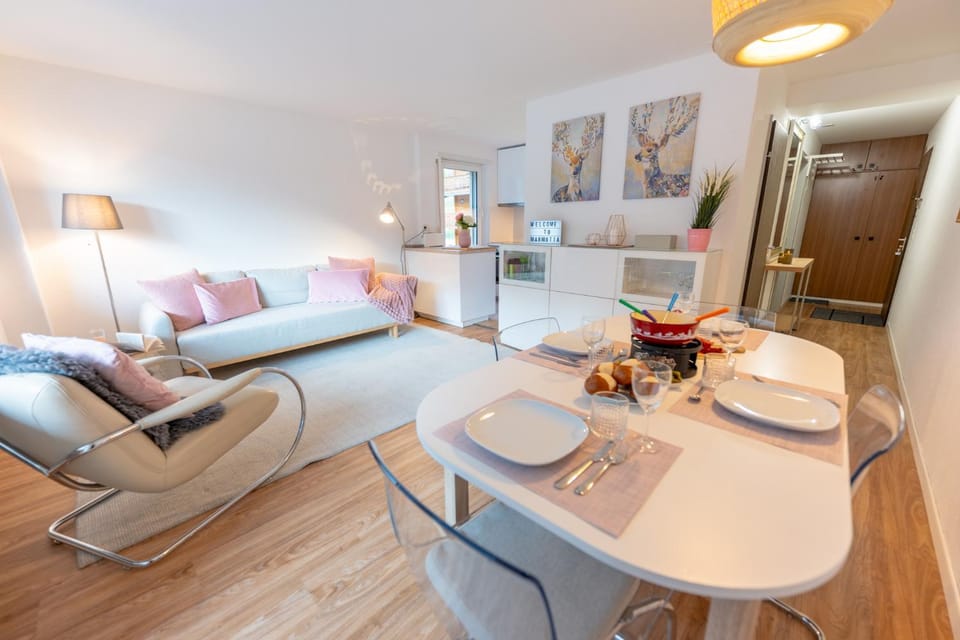 Bed, Kitchen or kitchenette, Living room, Food and drinks, Photo of the whole room, Seating area, Dining area, Bedroom, Food