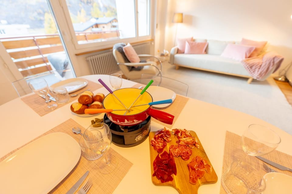 Bed, Living room, Food and drinks, Photo of the whole room, Seating area, Dining area, Bedroom, Food, Breakfast, Continental breakfast, Lunch, Dinner, Drinks