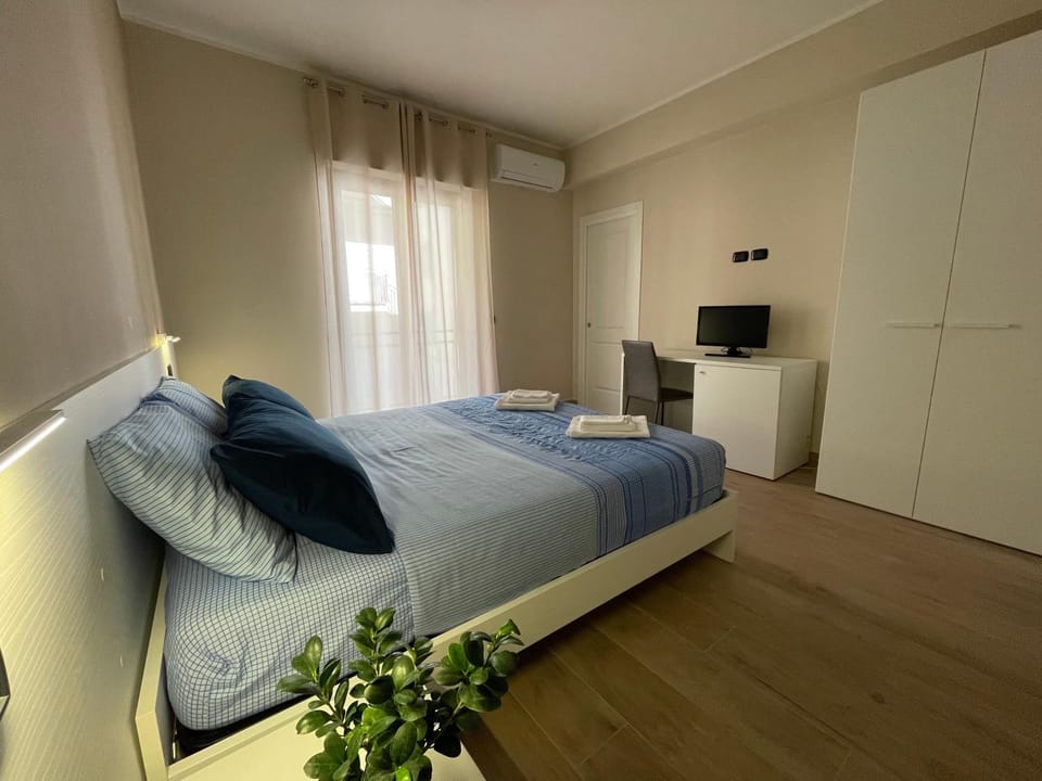Bed, TV and multimedia, Photo of the whole room, Bedroom, wardrobe