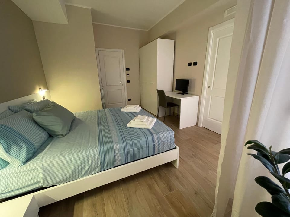 Bed, TV and multimedia, Photo of the whole room, Bedroom, wardrobe