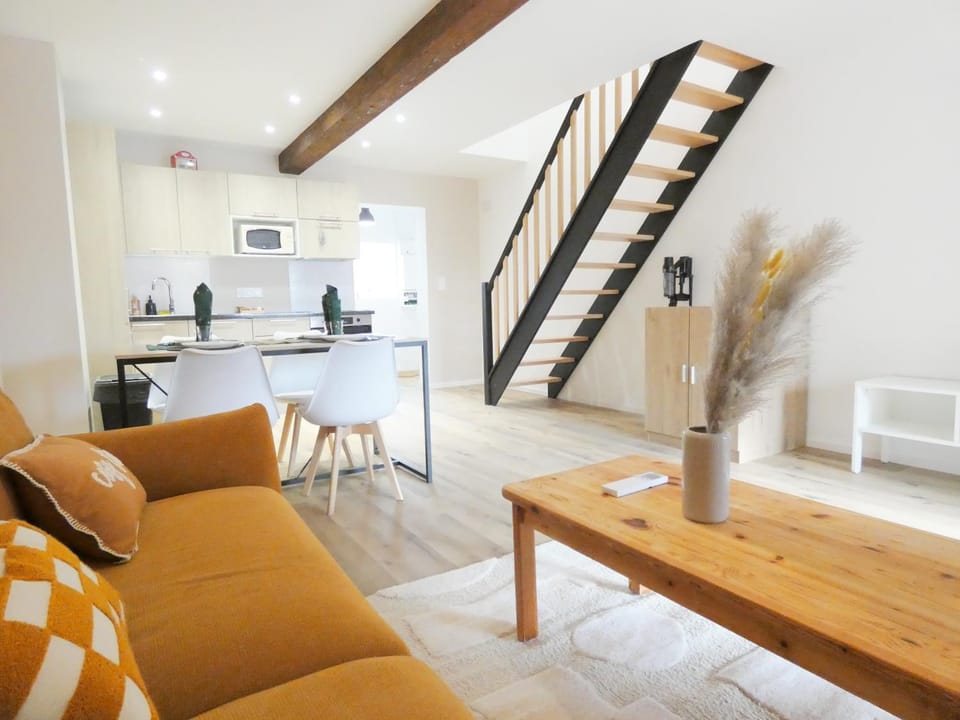 TV and multimedia, Kitchen or kitchenette, Living room, Seating area, Dining area, stove
