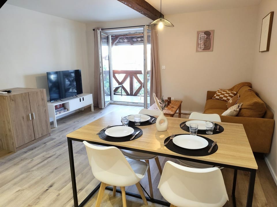 TV and multimedia, Living room, Dining area