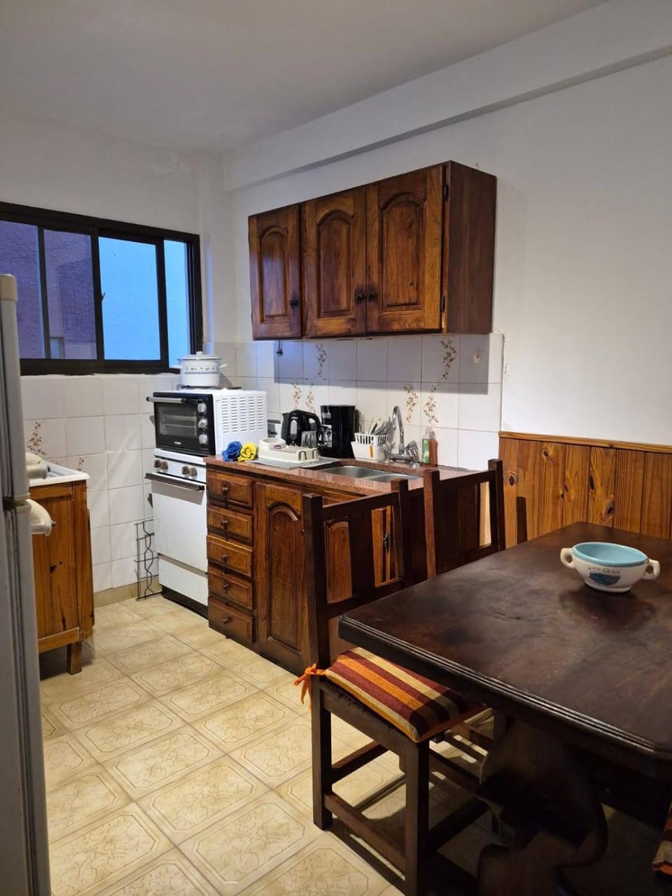Dining area, oven, toaster