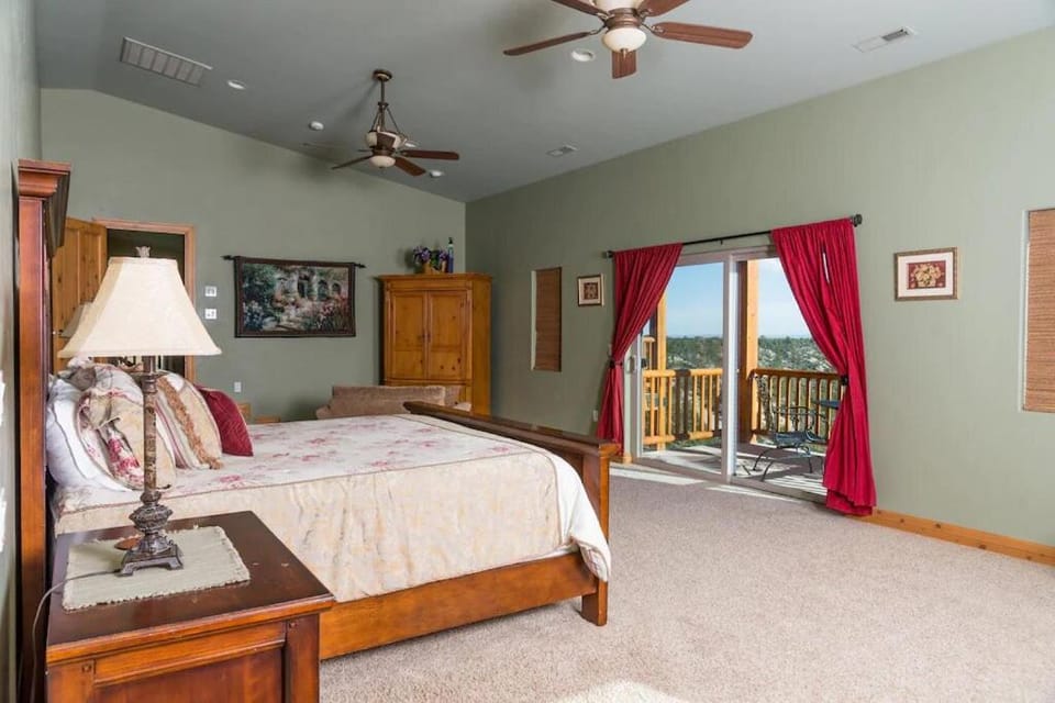 Patio, TV and multimedia, Seating area, Bedroom, fireplace