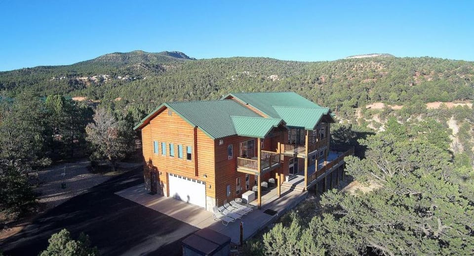 Property building, Natural landscape, BBQ facilities, Hot Tub, Mountain view, Sports, Parking