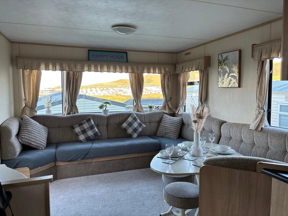 Welsh Seaview Stay 3 bed caravan by pool, club and beach Apartment in Tirymynach