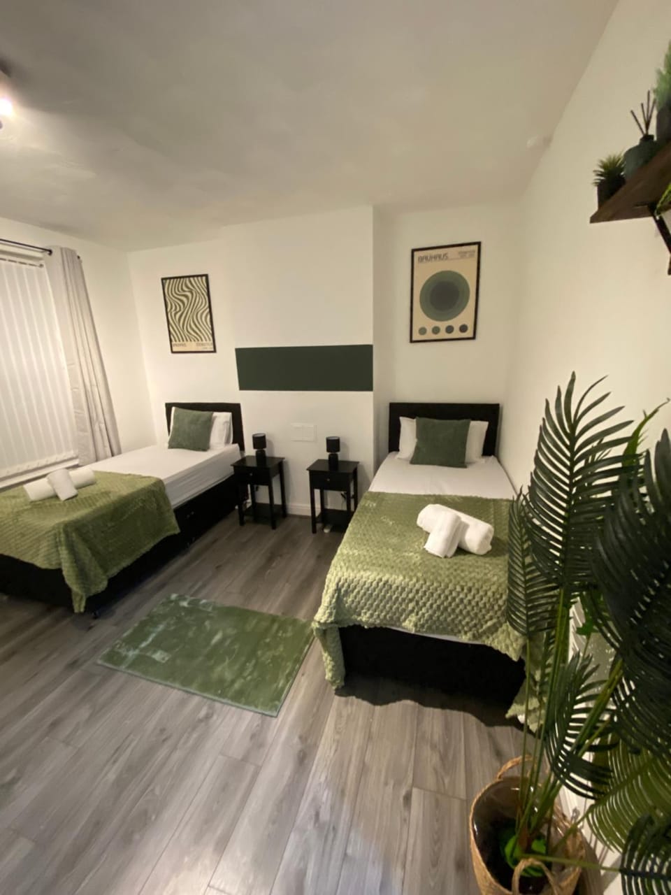 Bed, Bedroom, towels