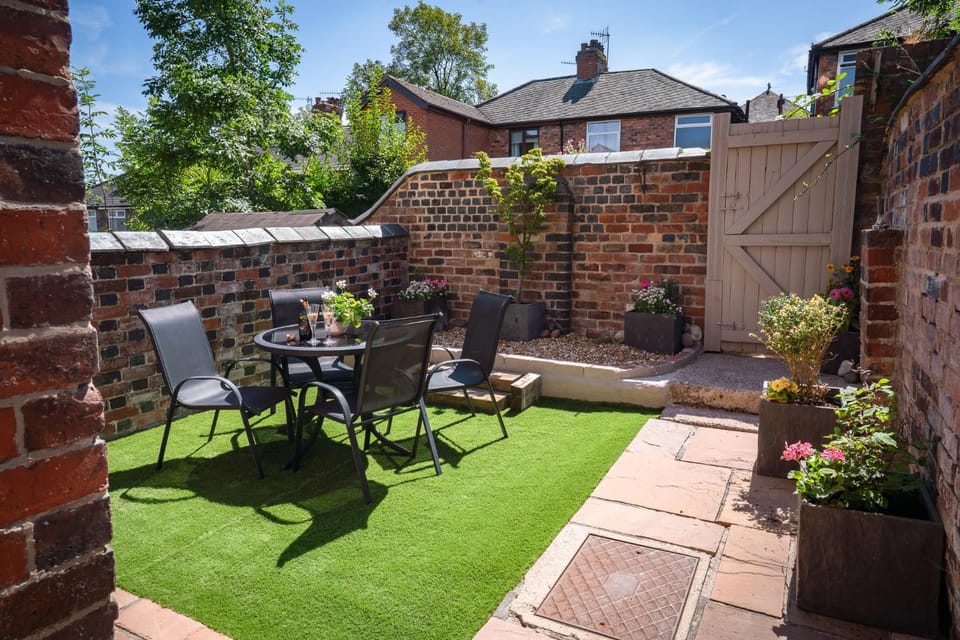 Property building, Patio, Spring, Garden, Garden, Seating area, Garden view