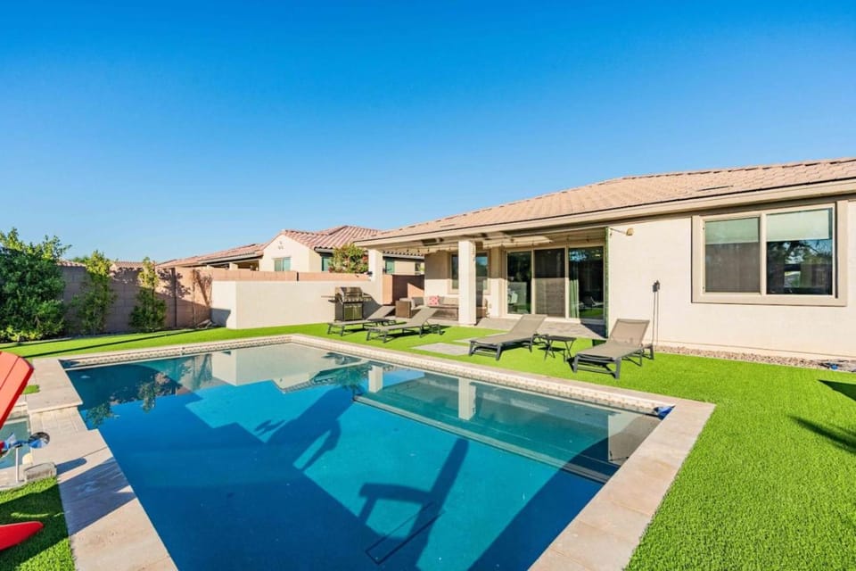 The One Glendale Pool & Spa State Farm House in Glendale