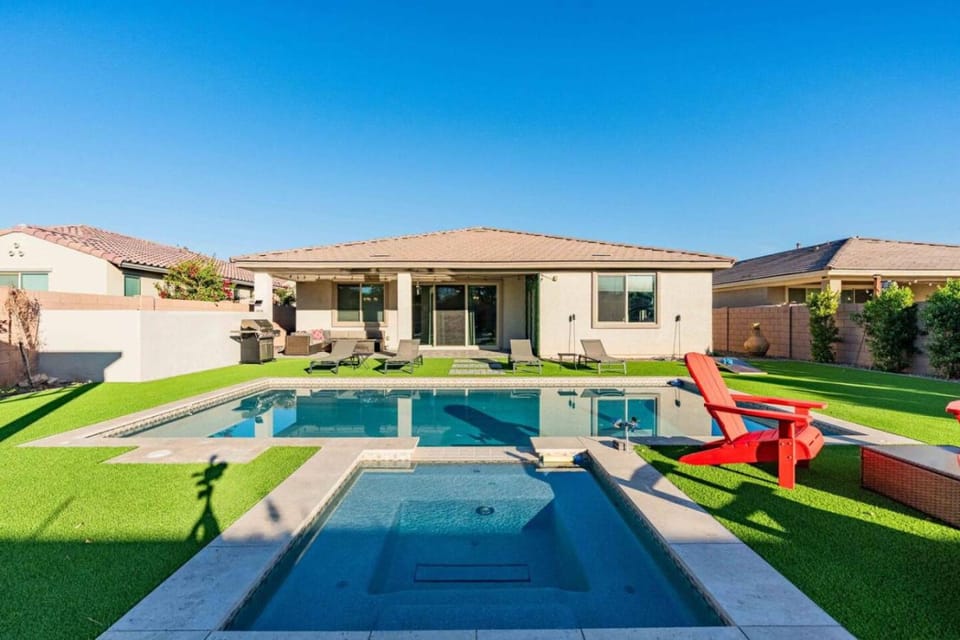 The One Glendale Pool & Spa State Farm House in Glendale