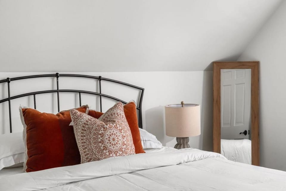 Walkable Grant Park 1920s Home with King Bed House in Atlanta