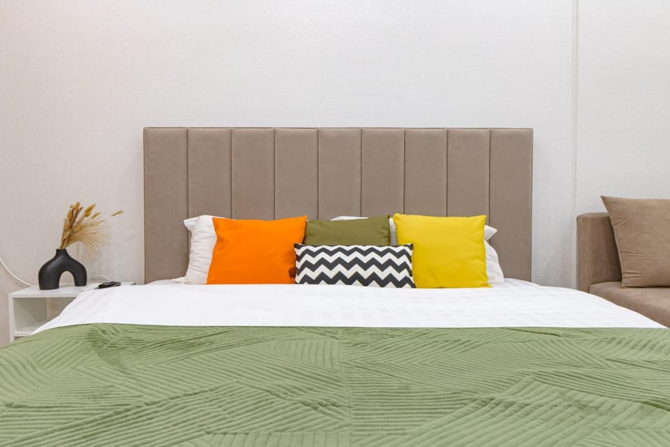 Bed, Photo of the whole room, Seating area, Bedroom