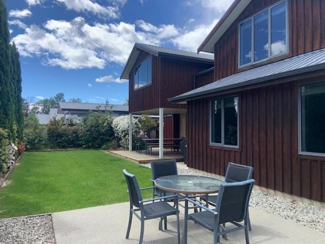 Upton Alpine Retreat - Warm & Modern 2 BR - Near lake & Town House in Wanaka