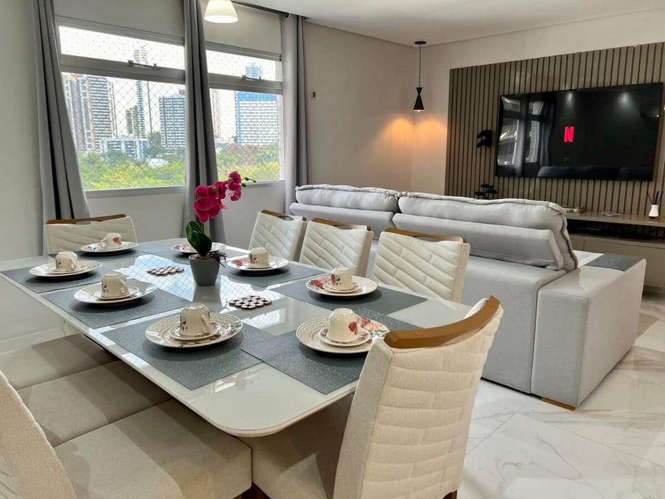 TV and multimedia, Living room, Seating area, Dining area
