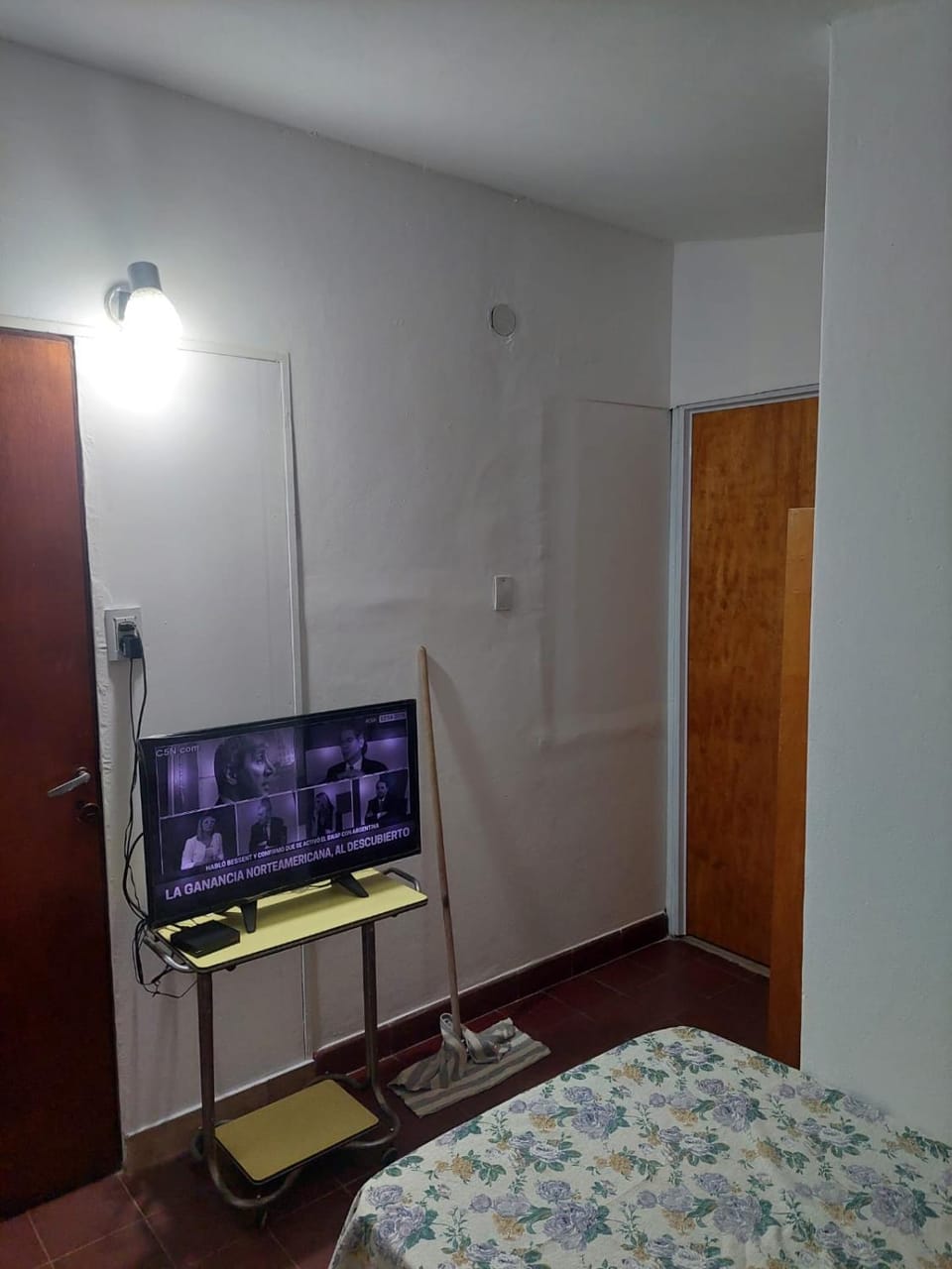 Bed, TV and multimedia, Photo of the whole room, Evening entertainment, Bedroom, wardrobe