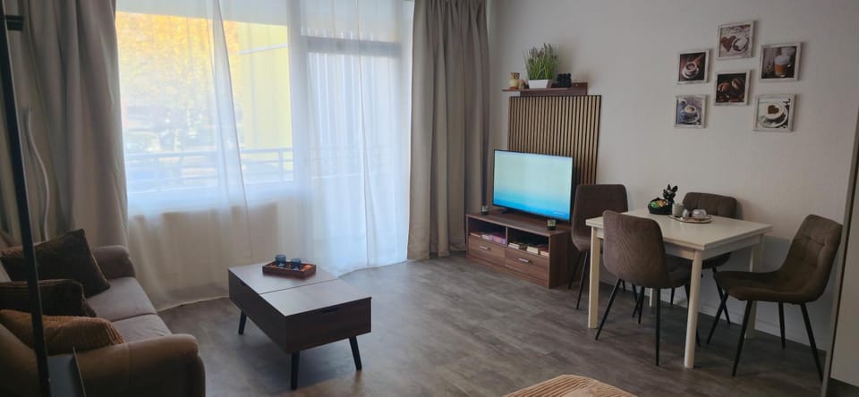 TV and multimedia, Living room, Dining area