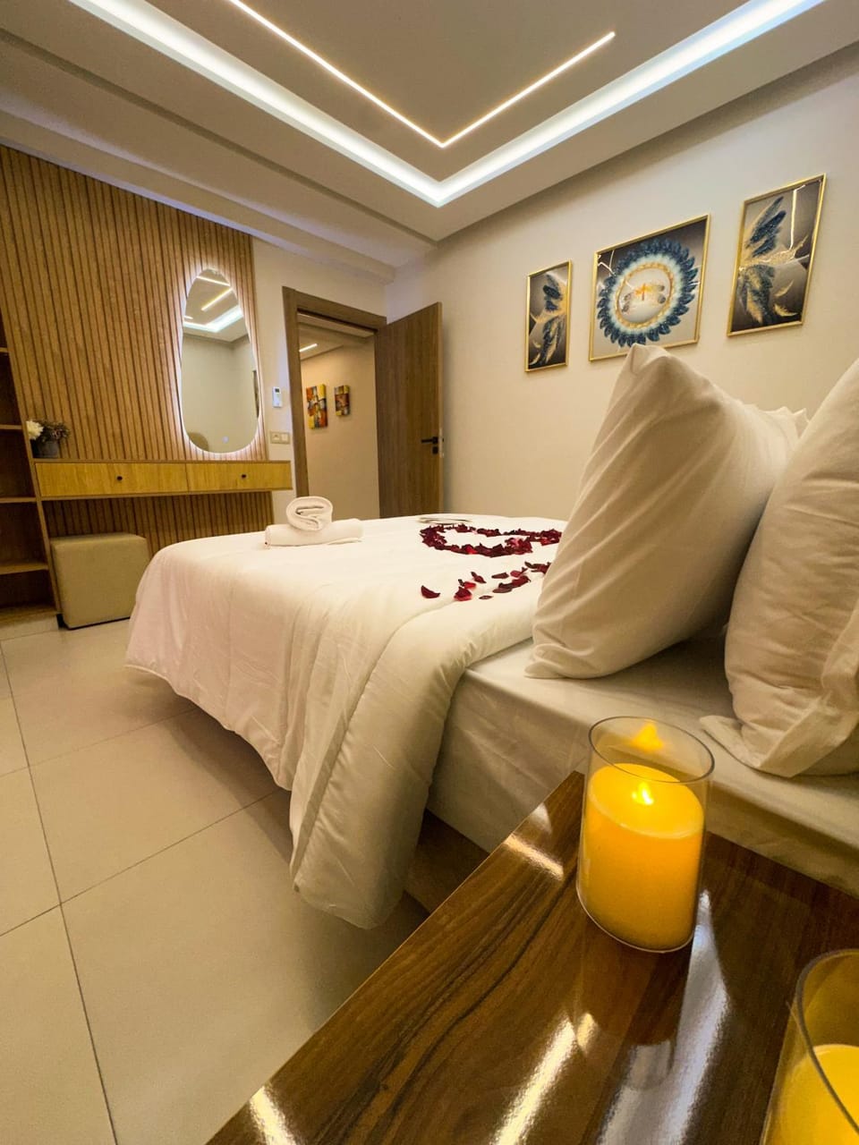 Bed, Living room, Photo of the whole room, Seating area, Bedroom