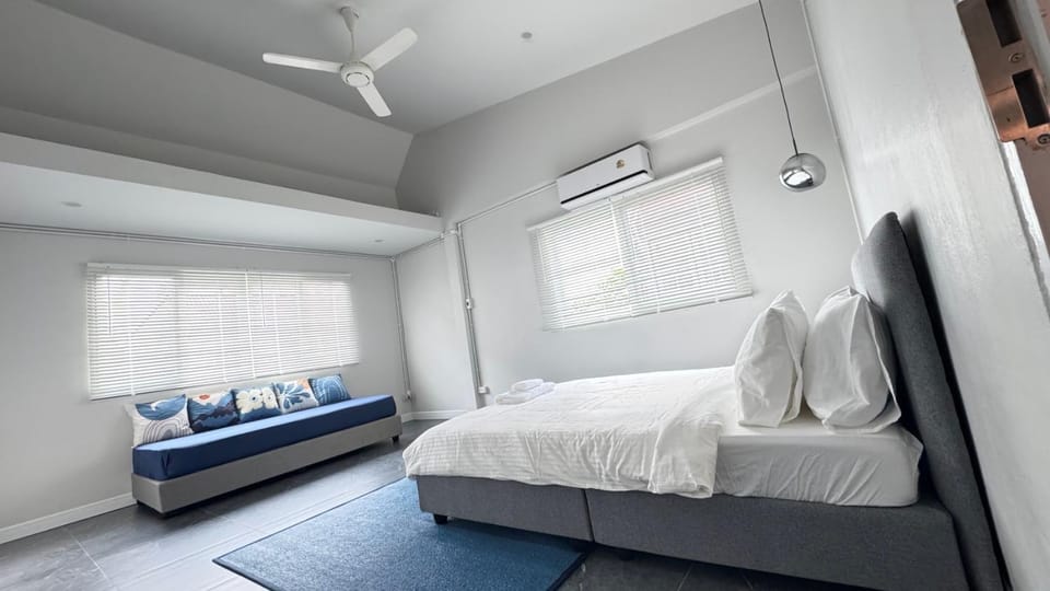 Bed, Photo of the whole room, Bedroom, air conditioner