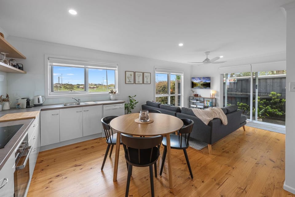 TV and multimedia, Kitchen or kitchenette, Living room, Seating area, Dining area, dishwasher, oven