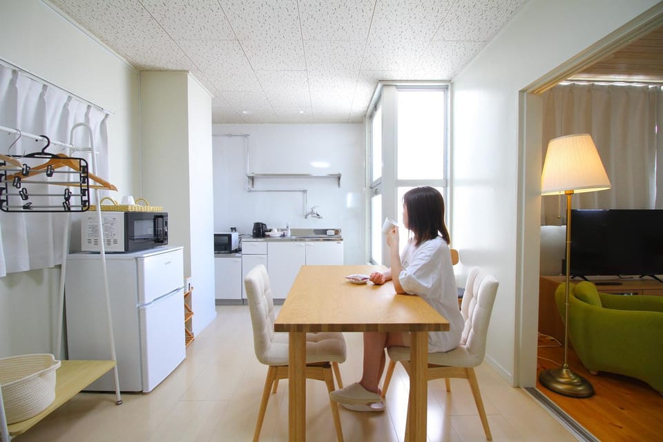 Kitchen or kitchenette, Dining area, microwave, toaster