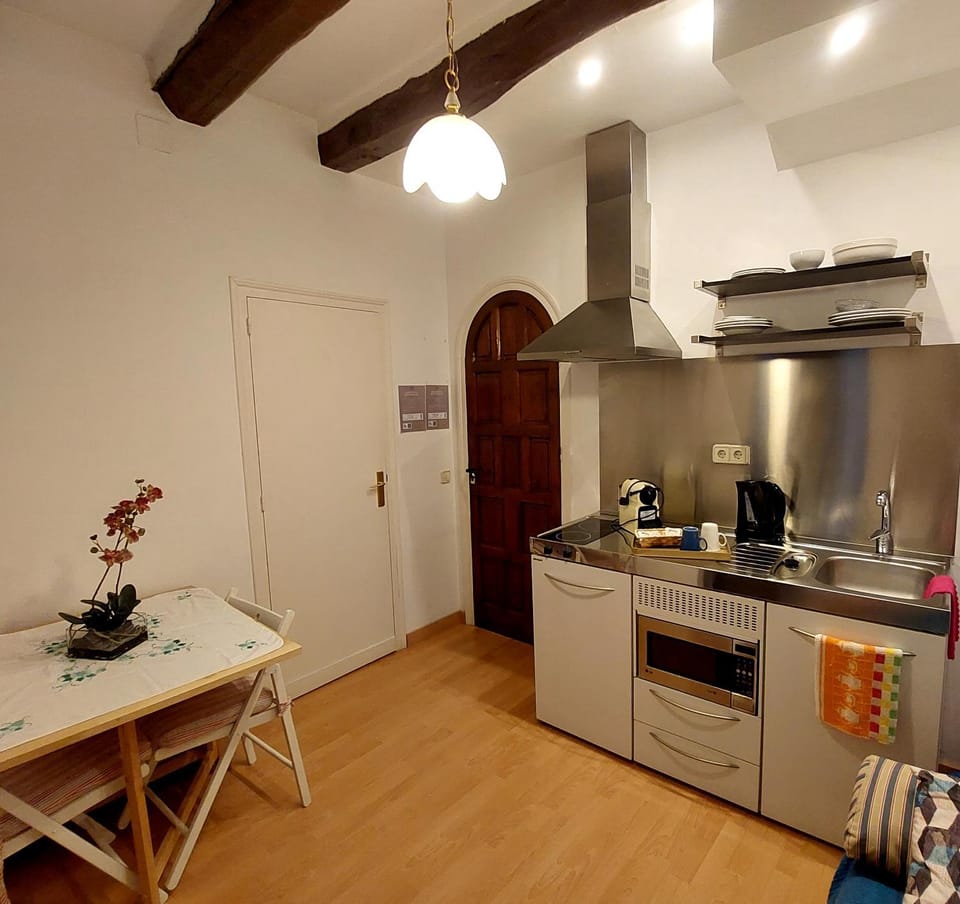 Coffee/tea facilities, Kitchen or kitchenette, Dining area, stove