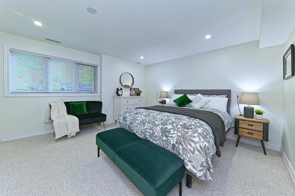 SPACIOUS & FULLY PVT-2BR UNIT ON GROUND LEVEl Apartment in Burlington