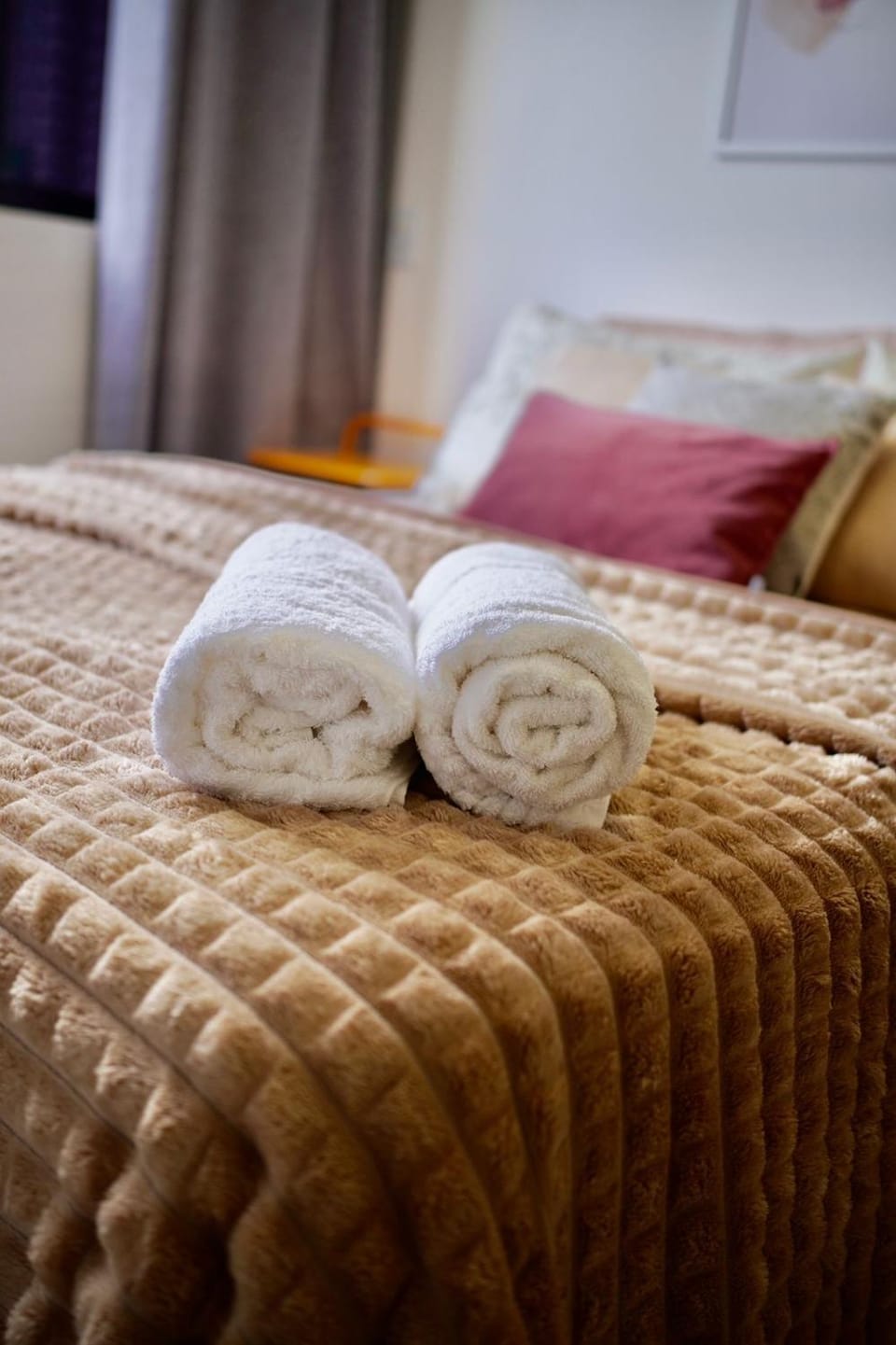 Bed, towels