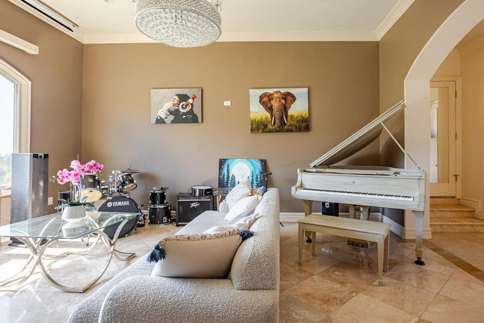 Mansion in the hills near Universal Studios! Villa in Studio City