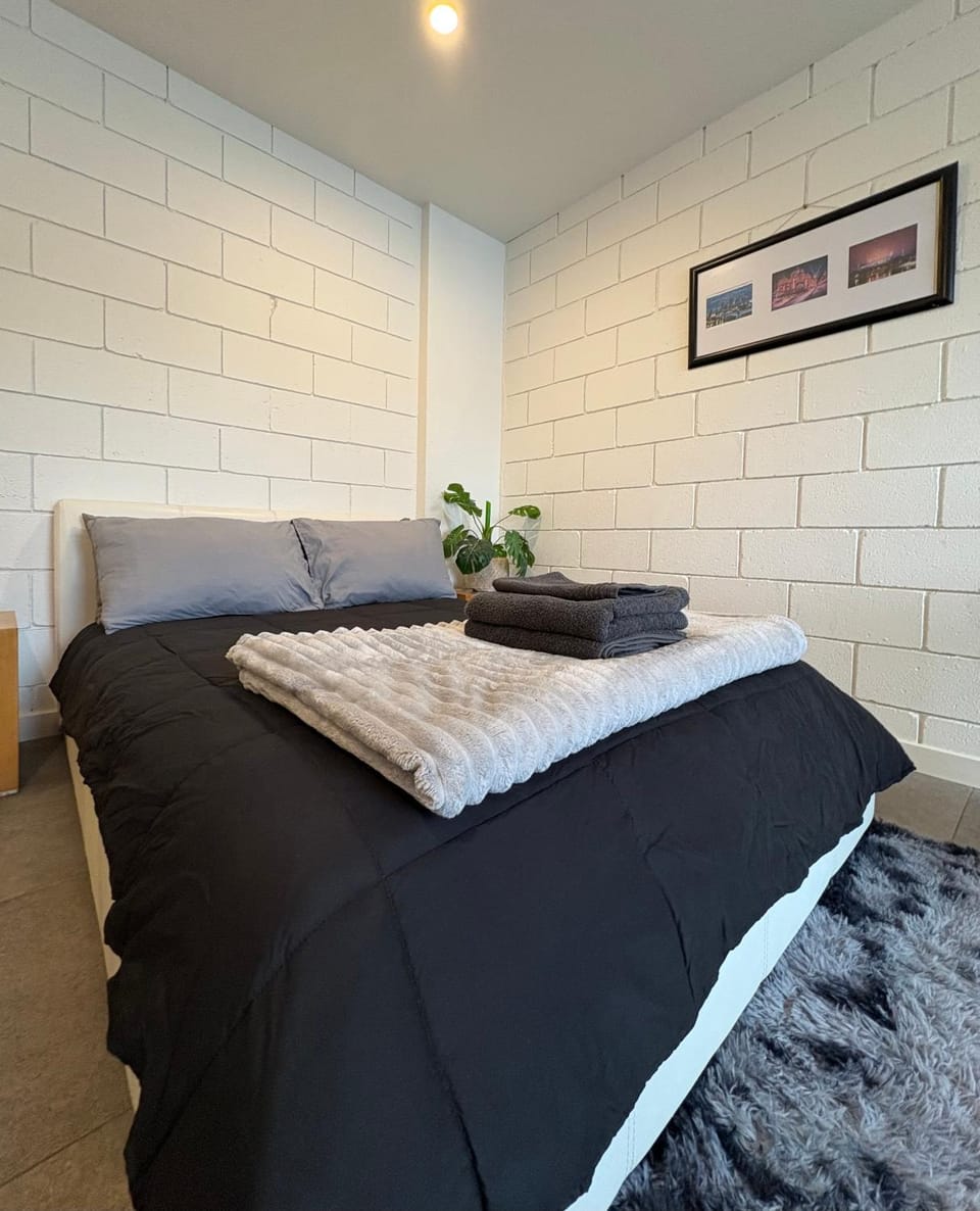 Bed, Bedroom, towels