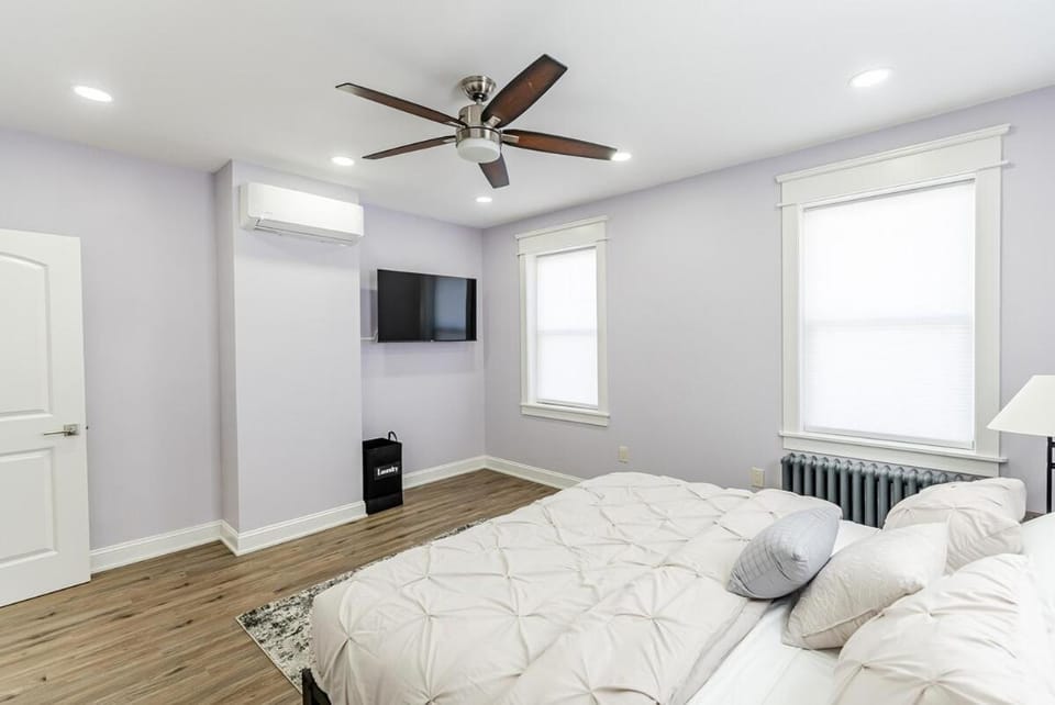 Bed, TV and multimedia, Photo of the whole room, Bedroom