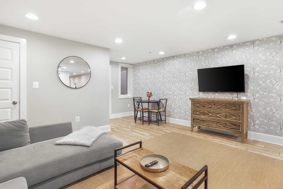 Sojourn Modern Stay in Historic Capitol Hill Apartment in Capitol Hill