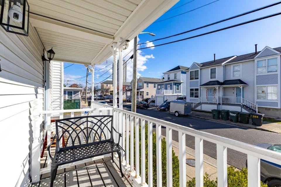 Property building, Balcony/Terrace, Street view