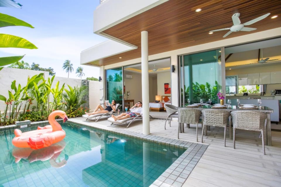 Day, Seating area, Pool view, Swimming pool, sunbed