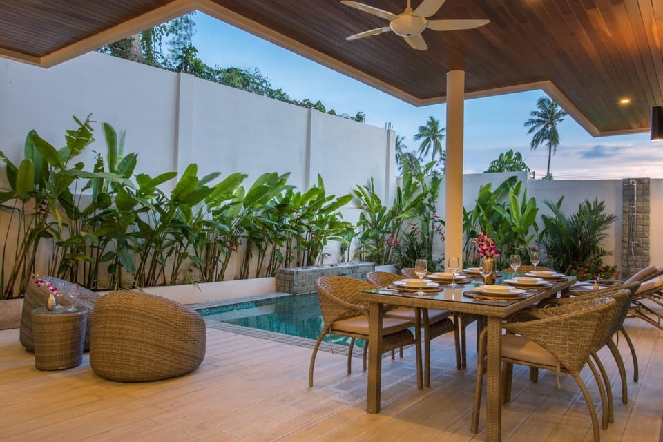 Balcony/Terrace, Seating area, Dining area, Swimming pool