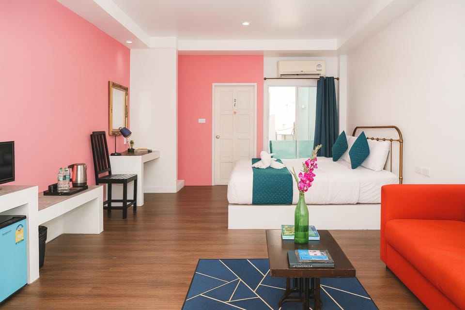 Bed, TV and multimedia, Living room, Photo of the whole room, Seating area, Bedroom