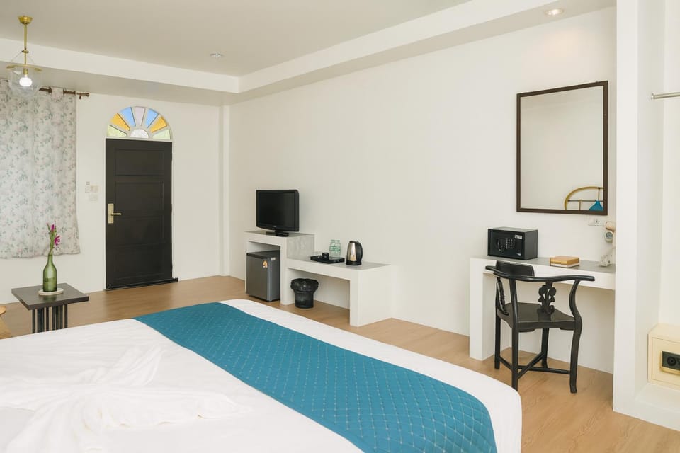 Bed, TV and multimedia, Photo of the whole room, Bedroom