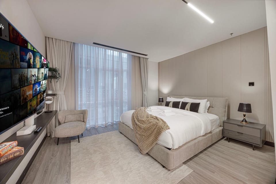 Bed, TV and multimedia, Living room, Photo of the whole room, Seating area, Bedroom