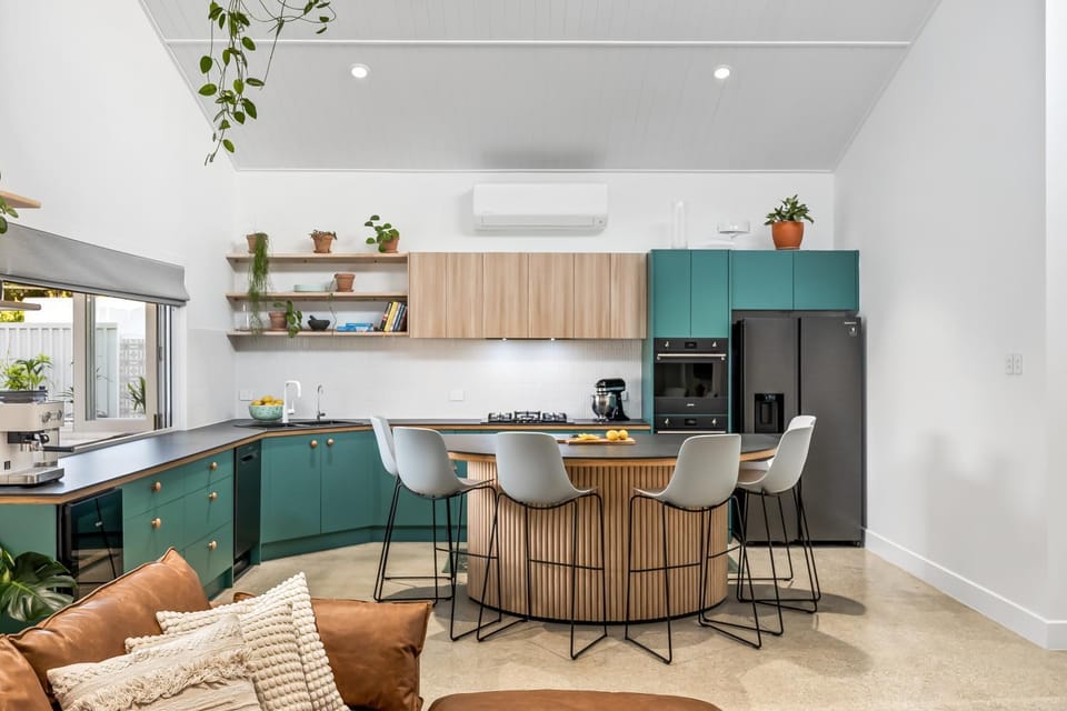 Dining area, pet friendly, stove, kitchen, air conditioner