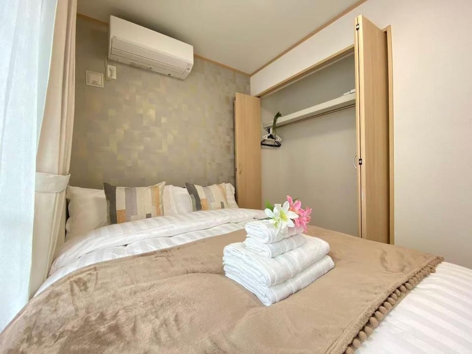 Bed, towels, air conditioner
