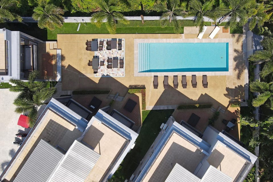 Property building, Bird's eye view, Pool view, Swimming pool, sunbed